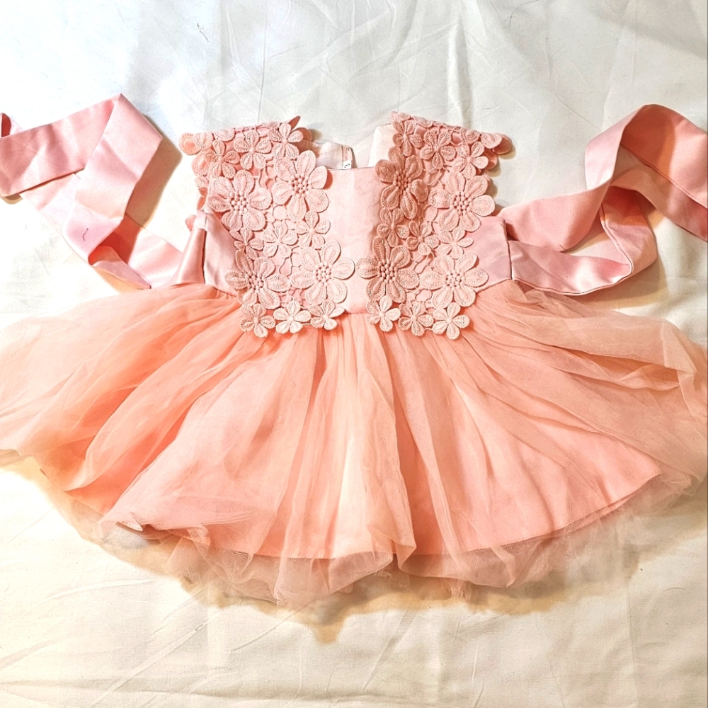 Nwt baby girl dress size 6 to 9 months